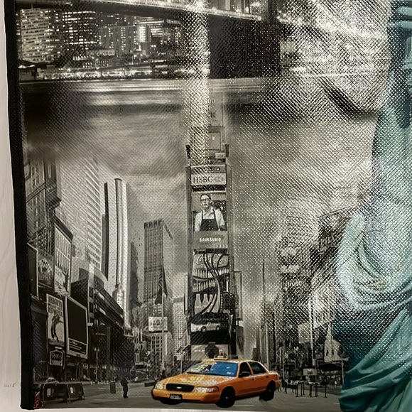 Tote bag. NYC motif. Only 1 use. Sturdy Woven plastic body w cloth handles. ⭐️ - Picture 6 of 10
